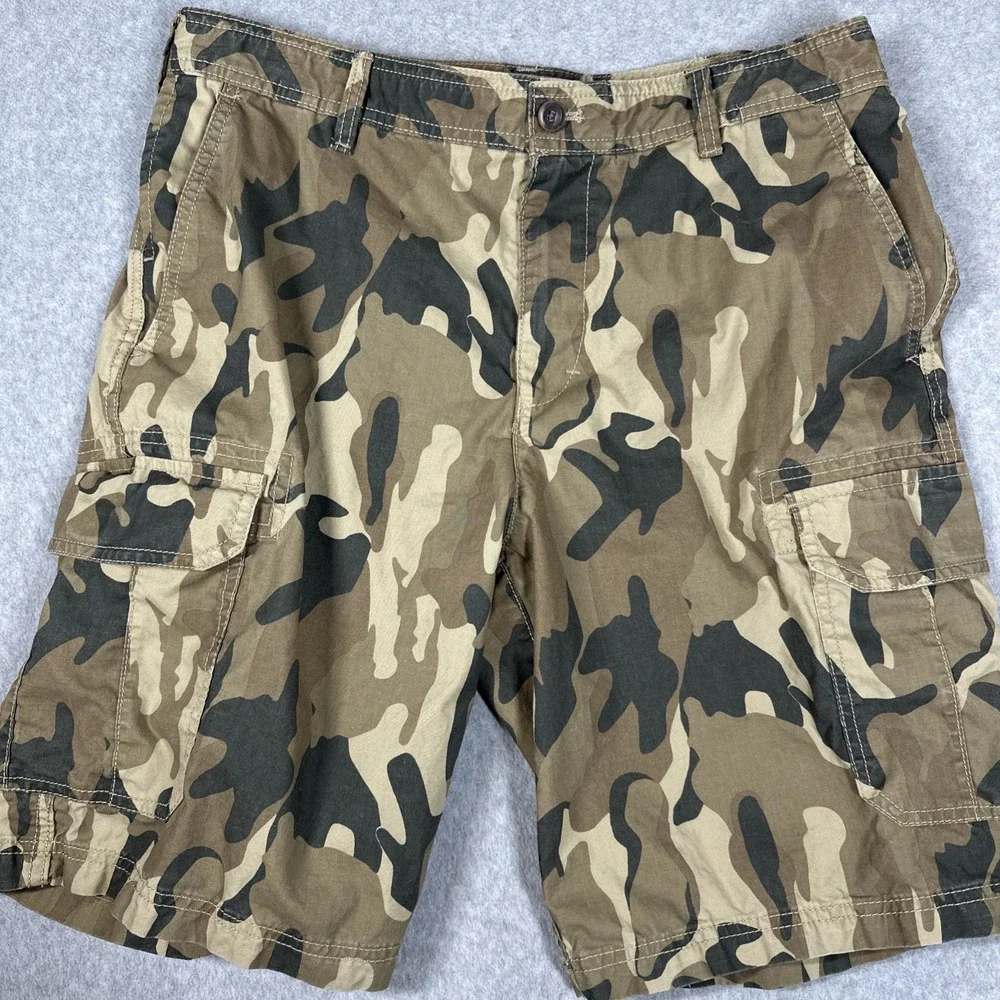 IZOD Men's Camouflage Cargo Shorts Size 34x10 Army Y2K Skater Baggy